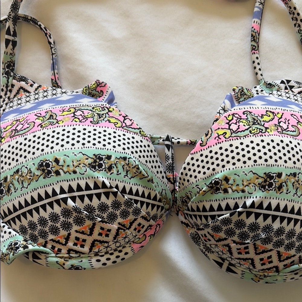 Patterned Halter Bikini Top - Picture 2 of 5